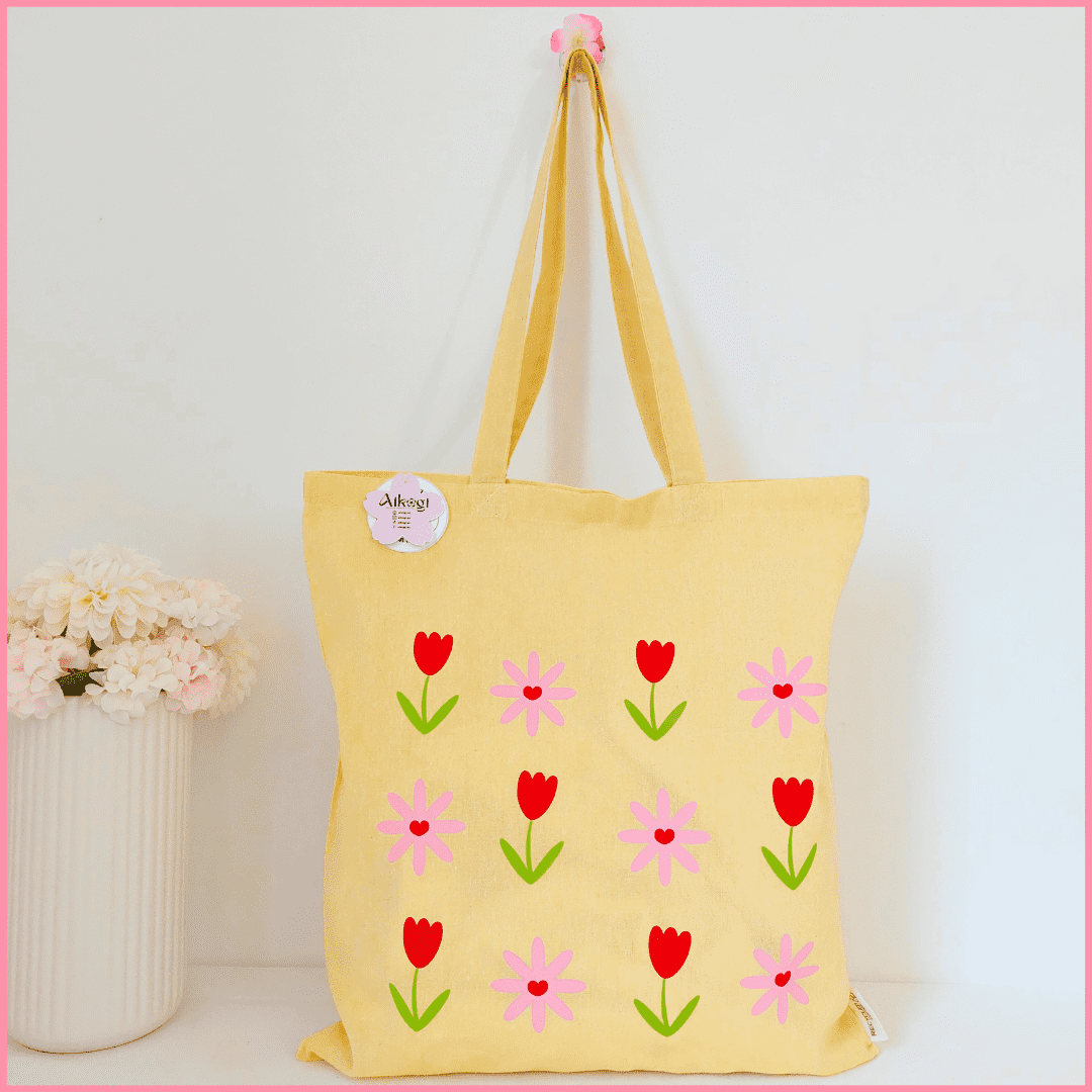 Tote bag color amarilla con diseño de flores rosas y rojas