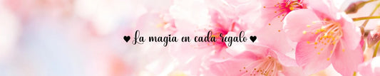 Banner donde aparecen unas flores rosas de fondo y encima el texto la magia en cada regalo