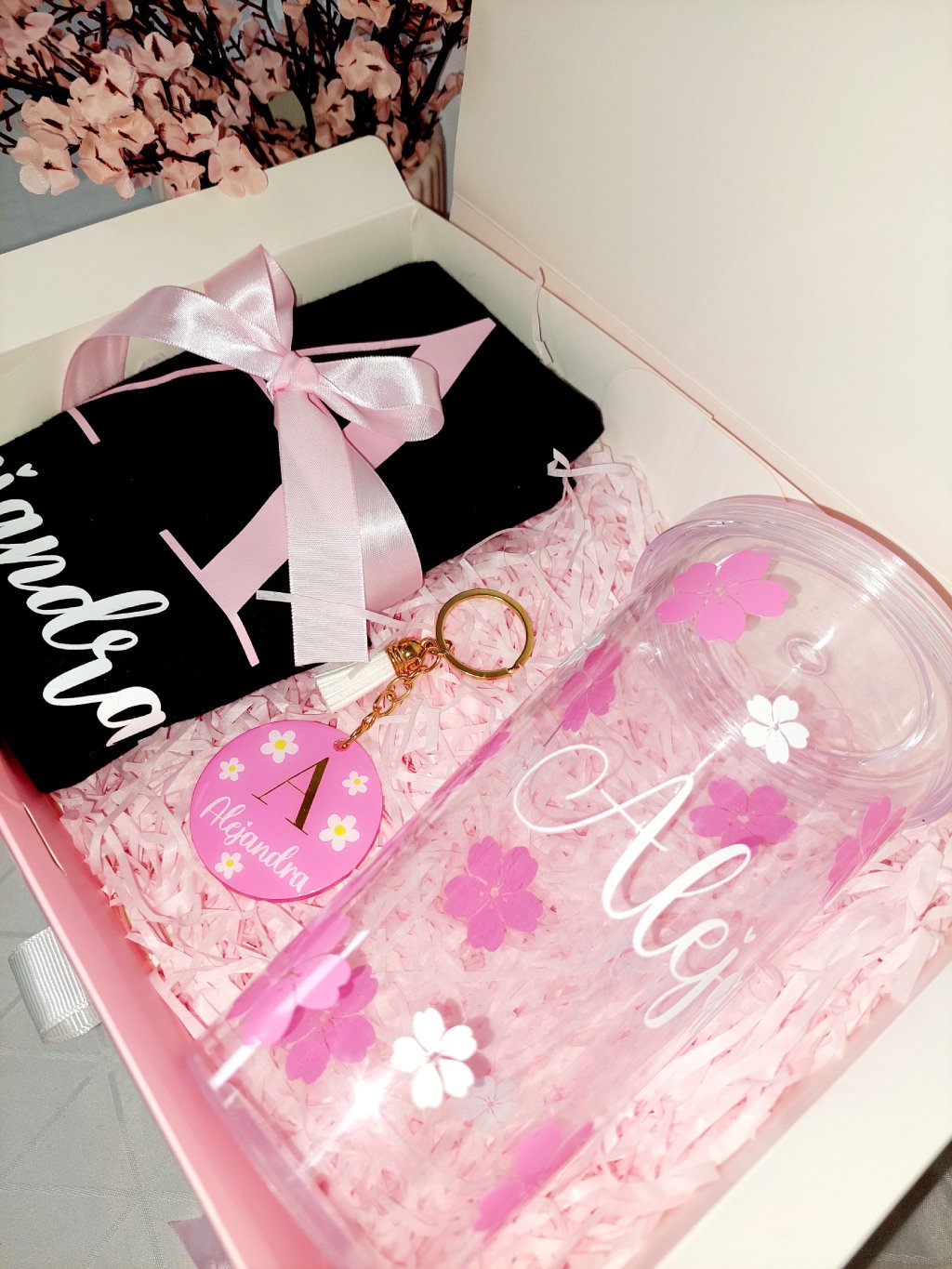 Caja de regalo personalizada Sakura compuesta por una Tote bag, llavero y vaso con tu nombre y diseño elegante de flores de Sakura