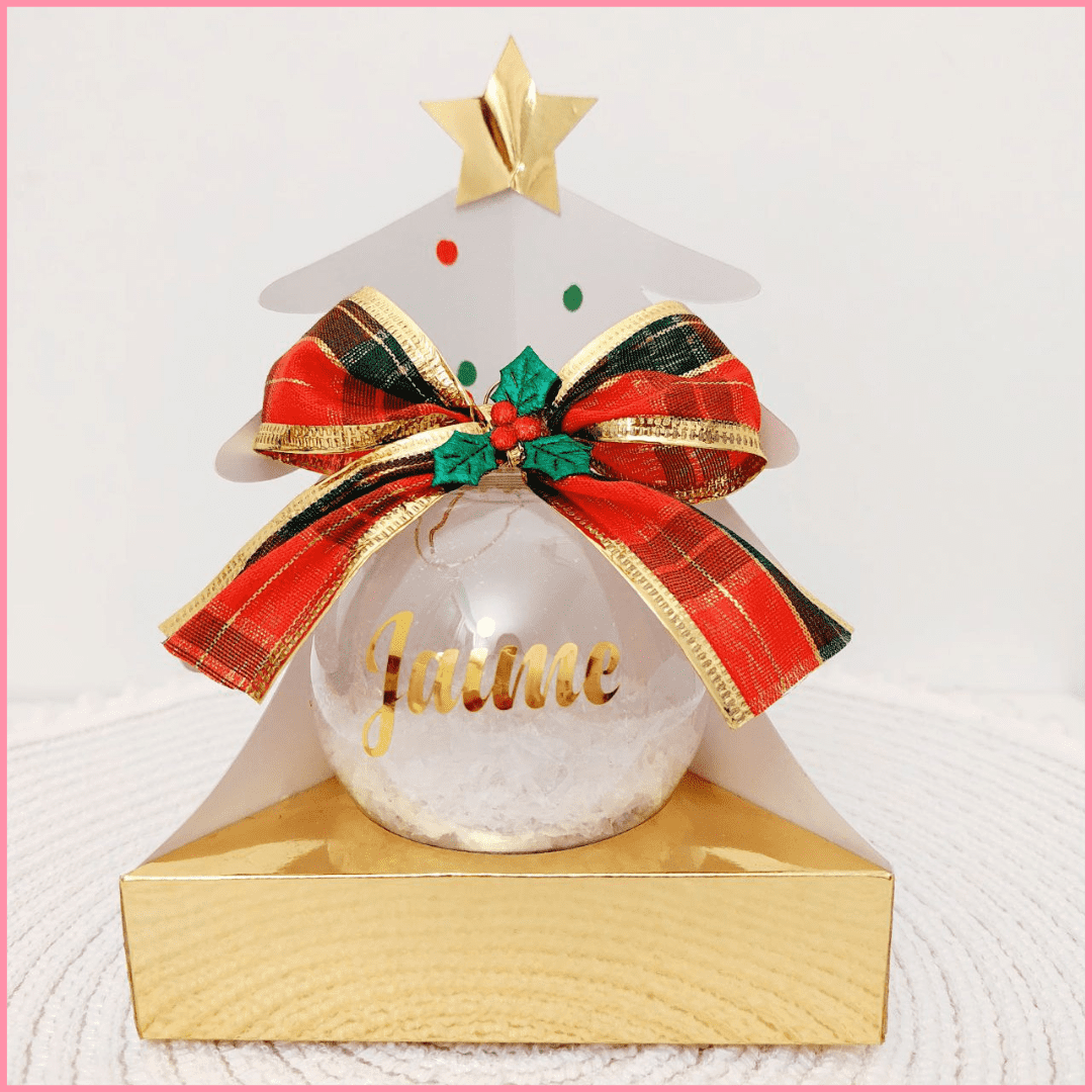  Bola de navidad de plástico transparente rellena de nieve artificial, personalizada con el nombre de la persona elegida.