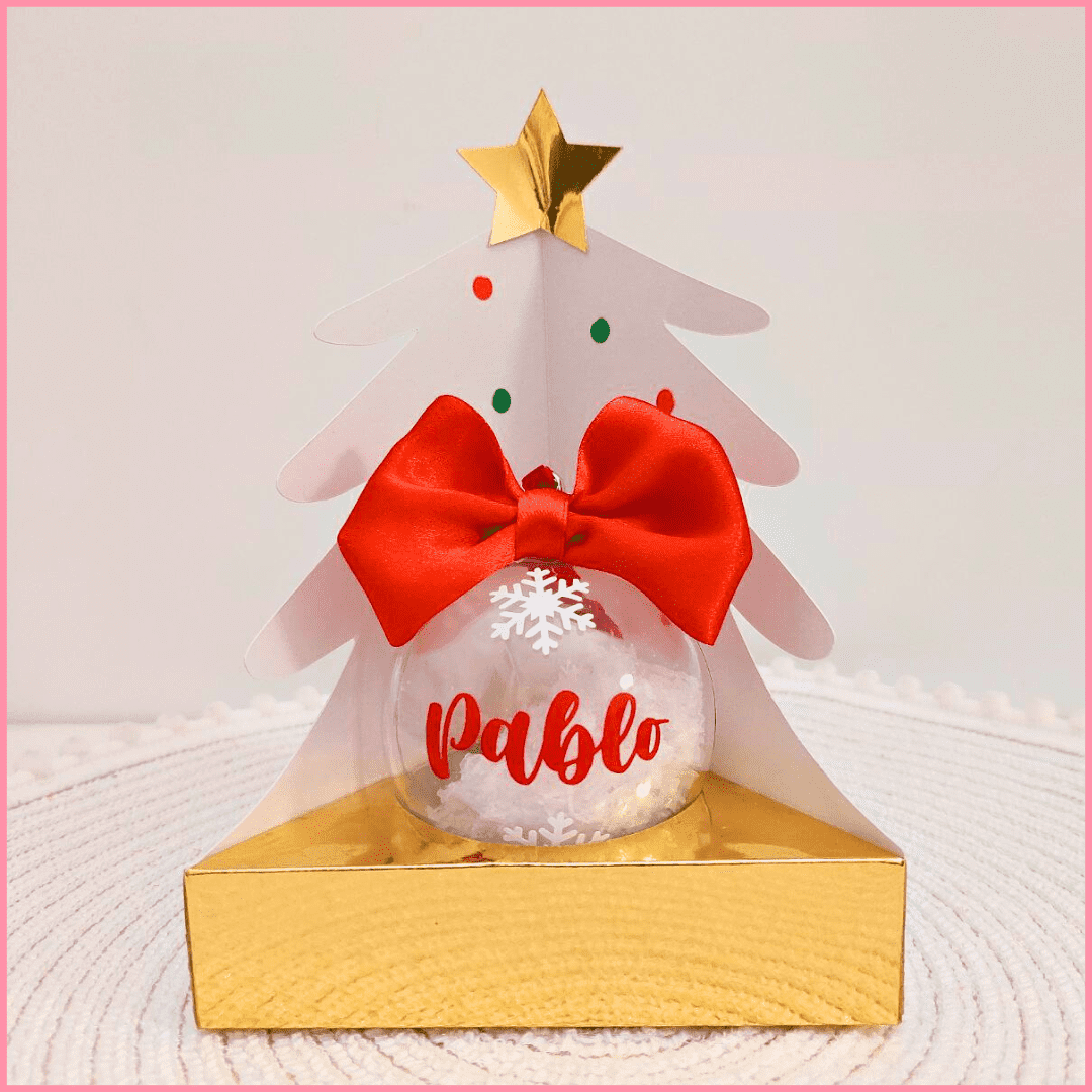 Bola de Navidad personalizada con lazo rojo y nieve artificial