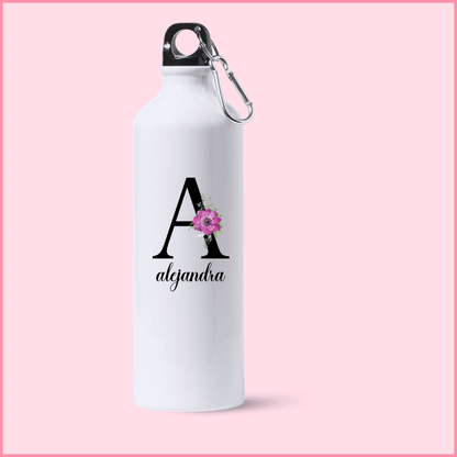 Botella de aluminio blanca con tapón y arnés, personalizada con inicial y nombre y flor de color rosa.