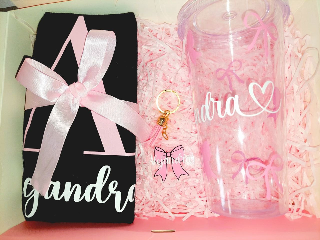 Caja de regalo personalizada Coquette compuesta por una Tote bag, vaso y llavero con tu nombre y diseños elegantes de lazos 