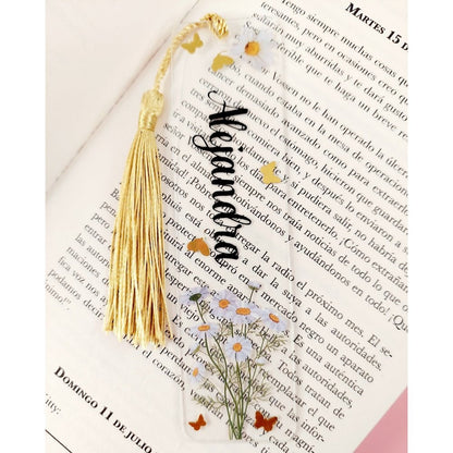 Marcapáginas transparente personalizado con margaritas, mariposas doradas y borla dorada