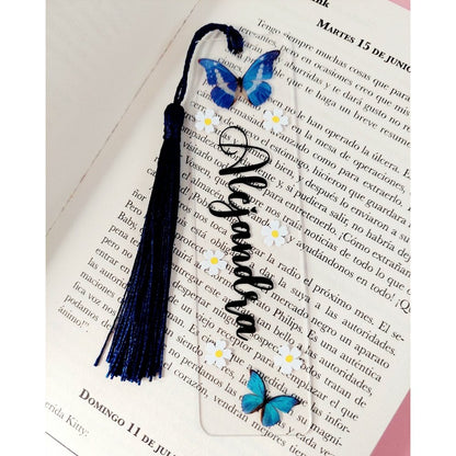 Marcapáginas transparente personalizado con nombre en negro margaritas blancas y mariposas azules y borla azul oscuro