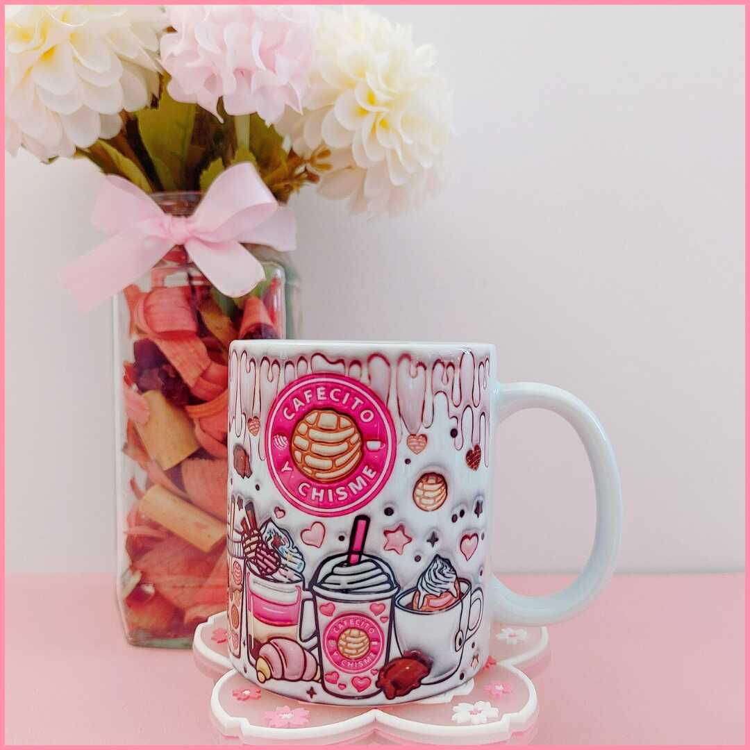 taza perteneciente a la colección cafecito y chisme con motivos de pastelería en colores con tono rosa pastel