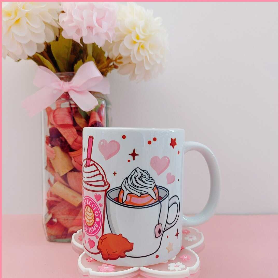 taza perteneciente a la colección cafecito y chisme con motivos de pastelería en colores con tono rosa pastel