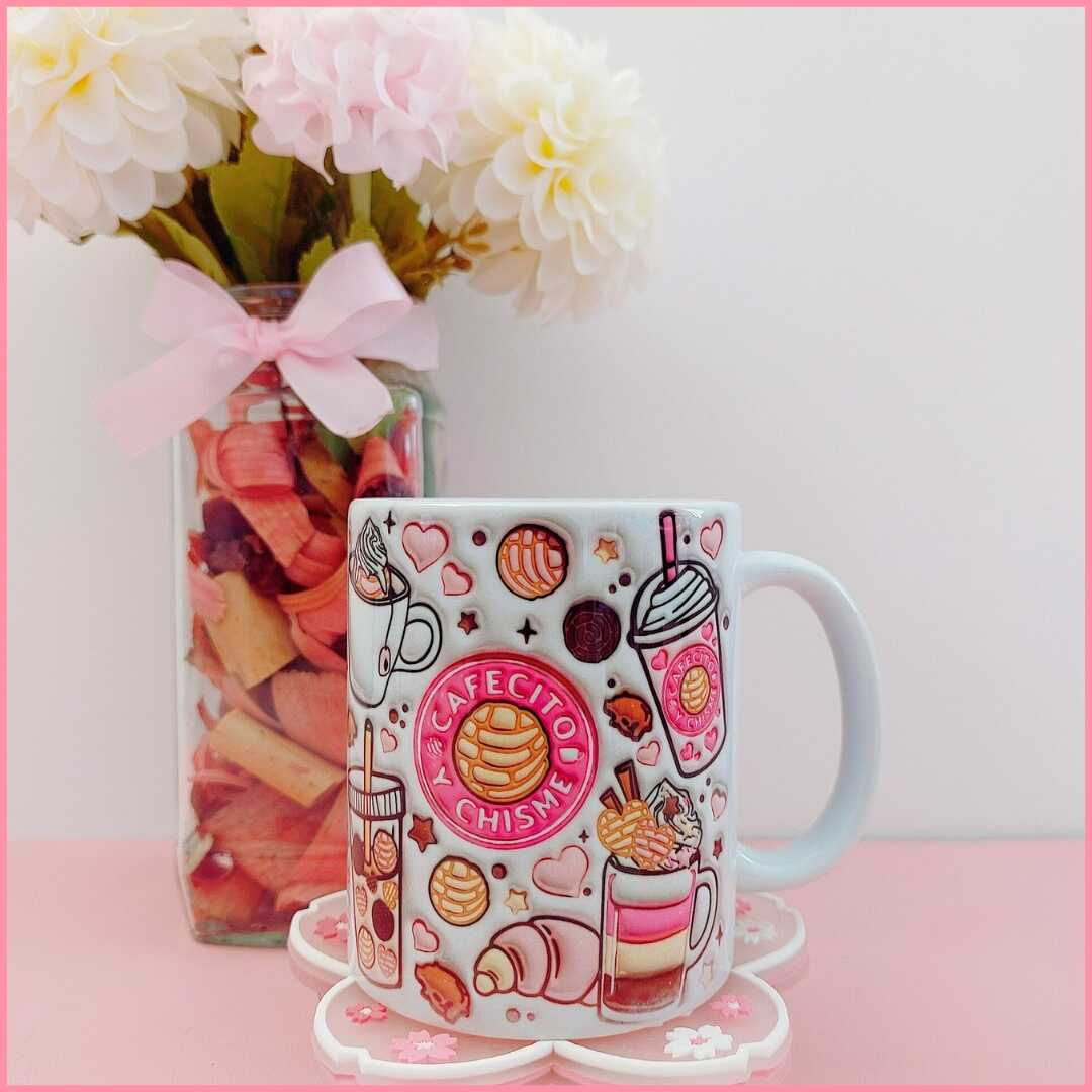 taza perteneciente a la colección cafecito y chisme con motivos de pastelería en colores con tono rosa pastel