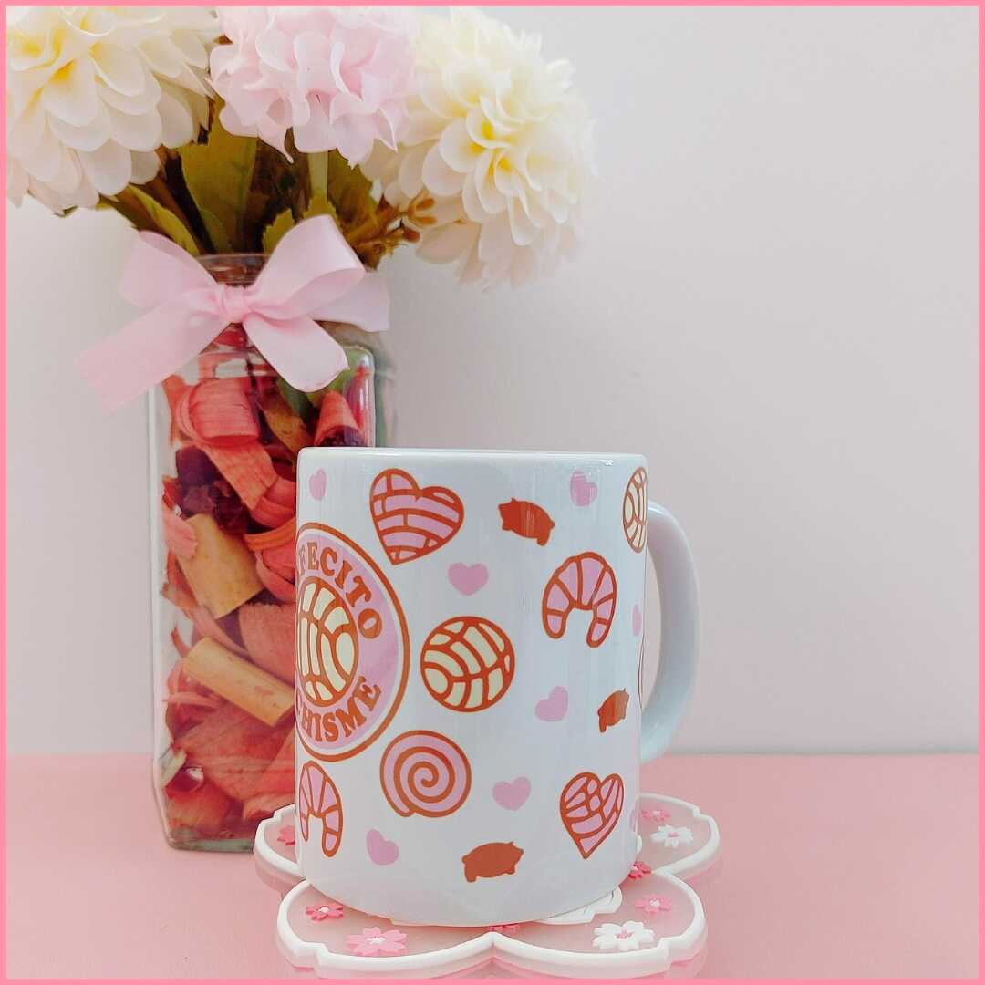 taza perteneciente a la colección cafecito y chisme con motivos de pastelería en colores con tono rosa pastel