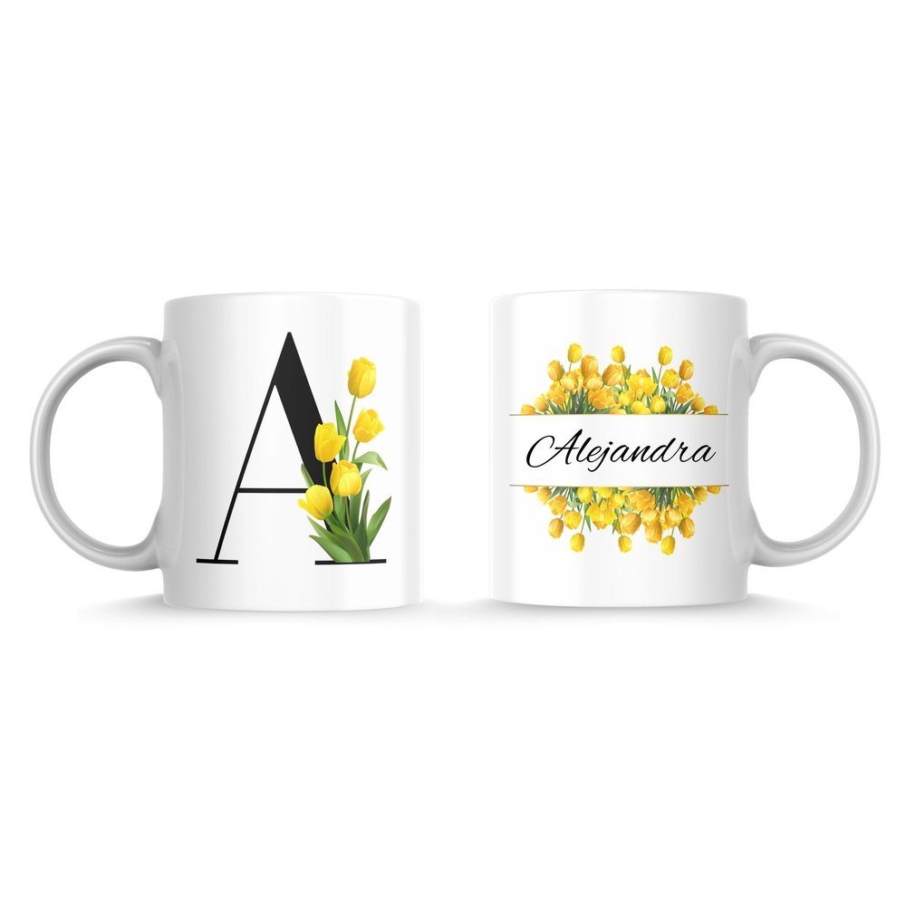 Taza de cerámica personalizada a doble cara con inicial en negro y flores amarillas por un lado y nombre en negro sobre flores amarillas por el otro