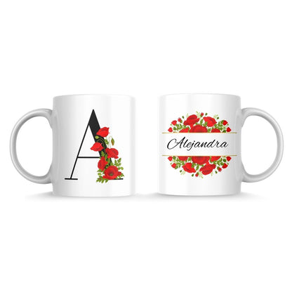 Taza de cerámica personalizada a doble cara con inicial en negro y amapolas rojas por un lado y nombre en negro sobre amapolas rojas por el otro