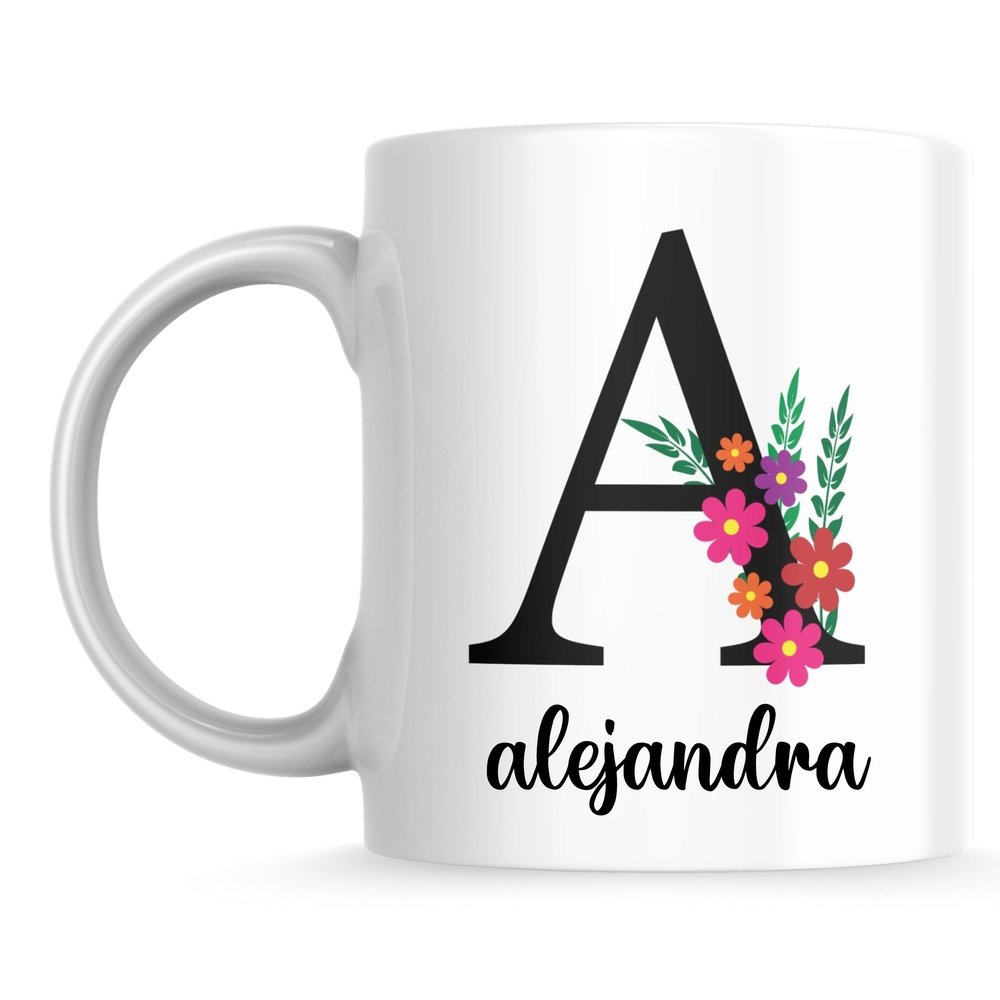 Taza de cerámica personalizada con inicial y nombres negros y flores de color alegre