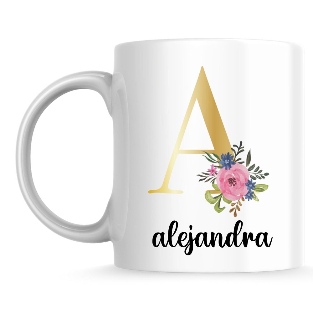 Taza de cerámica personalizada con inicial dorada y nombre negro y flores rosas y azules