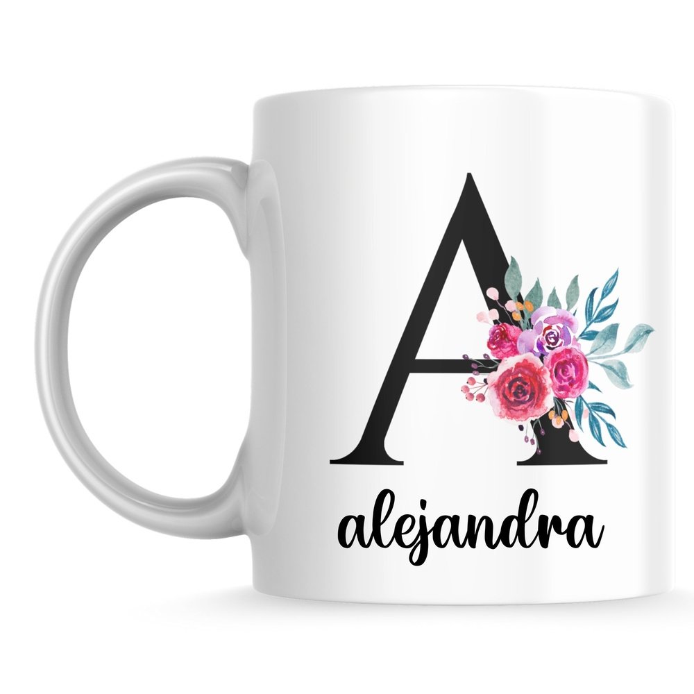 Taza de cerámica personalizada con inicial y nombre negros y flores rosas con hojas verdes