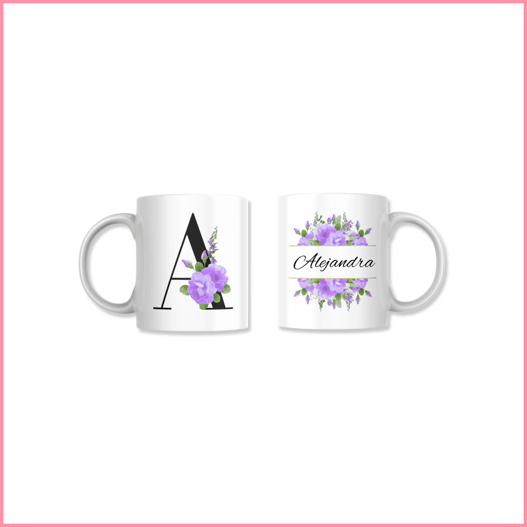 presentación de taza personalizada con inicial y nombre y flores violetas