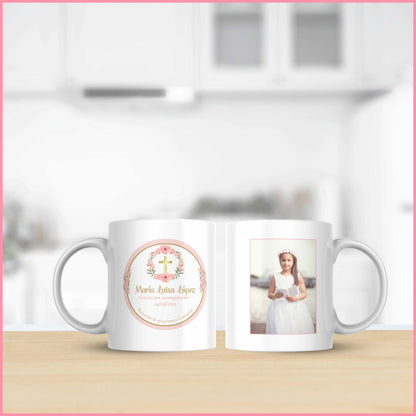 Taza personalizada para la colección de la Primera Comunión con una fotografía a elegir  y un nombre y fecha elegida acompañados con elegantes diseños florales