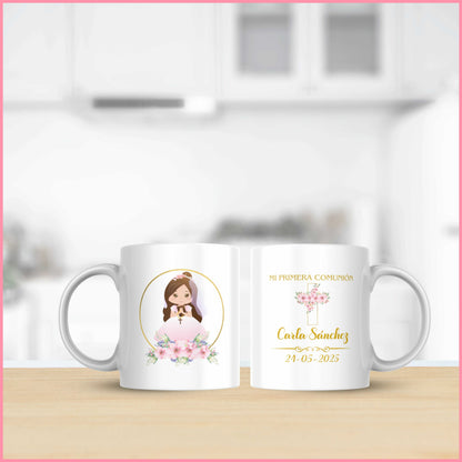 Taza personalizada para la colección de la Primera Comunión con una ilustración de una niña y un nombre y fecha elegida adornados con elegantes diseños florales