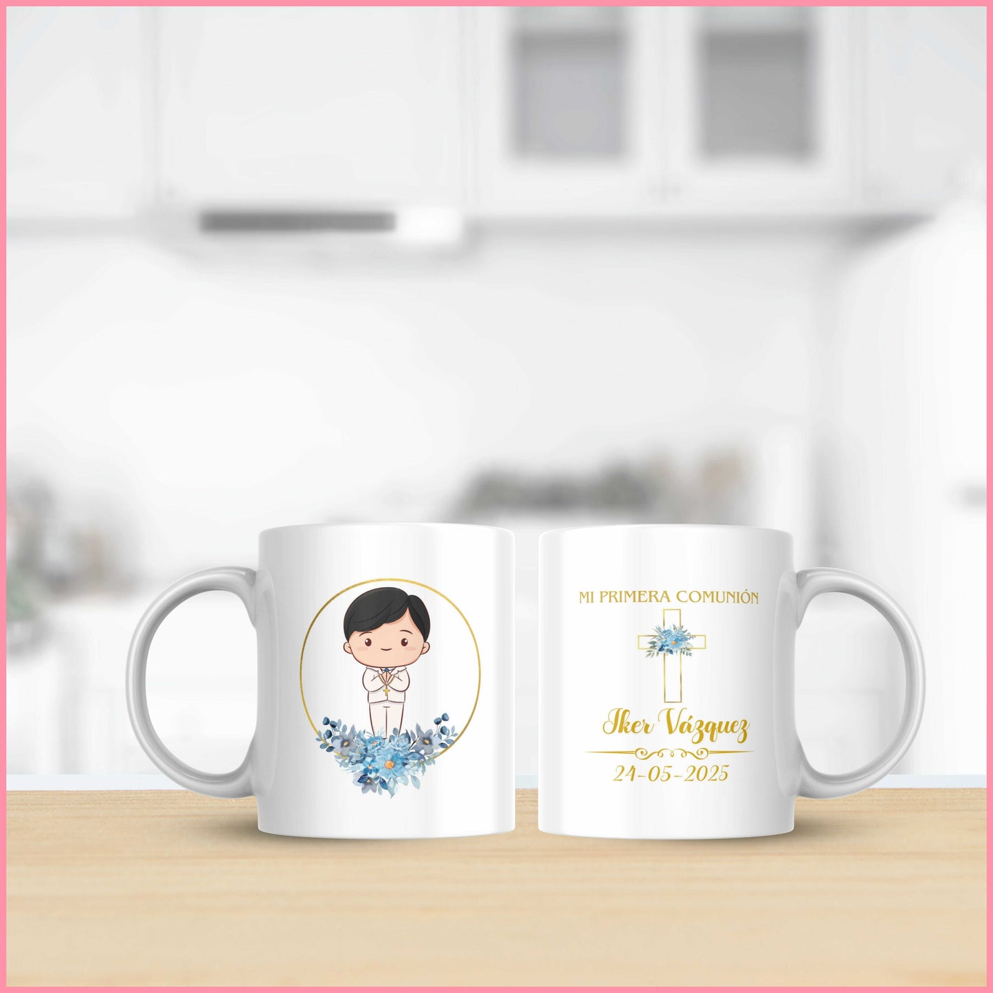 Taza personalizada para la colección de la Primera Comunión con una ilustración de un niño y un nombre y fecha elegida adornados con elegantes diseños florales