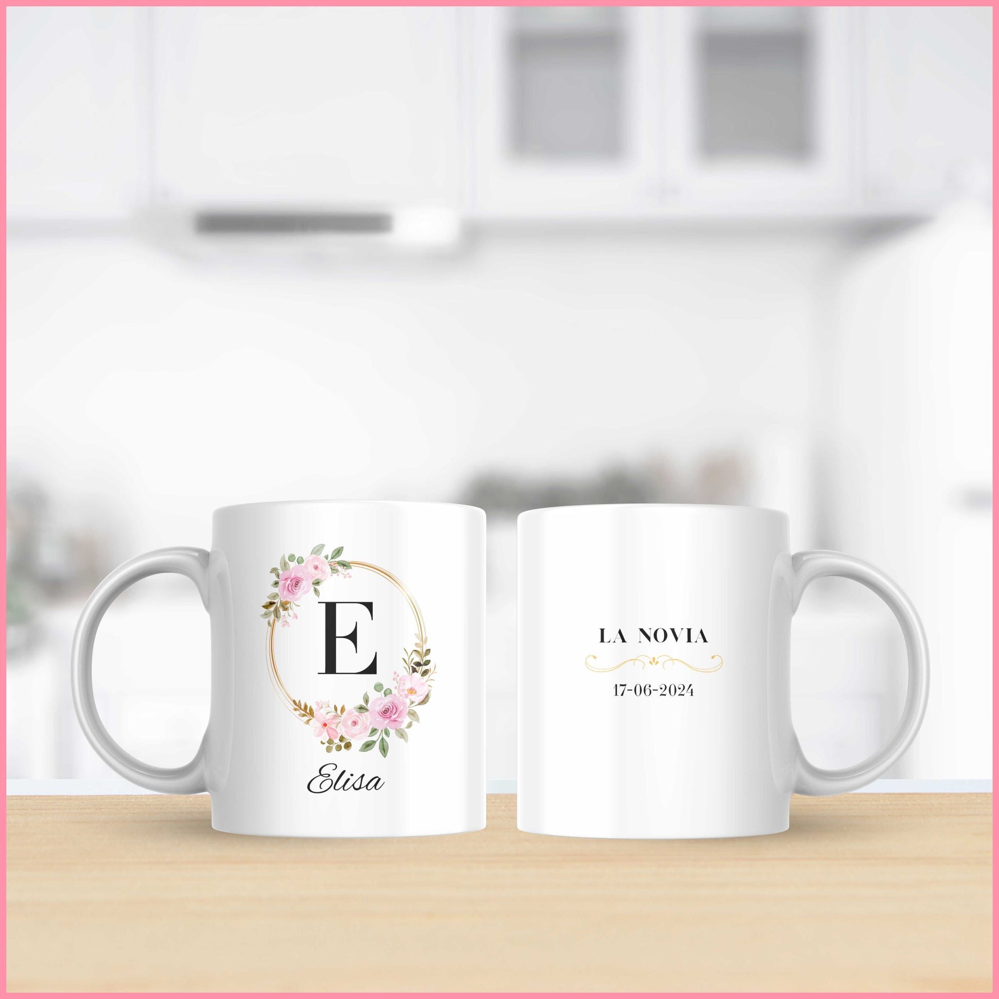 Taza personalizada para novias con el nombre e inicial a elegir y una fecha especial. La inicial esta rodeada por una bonita corona de flores rosas