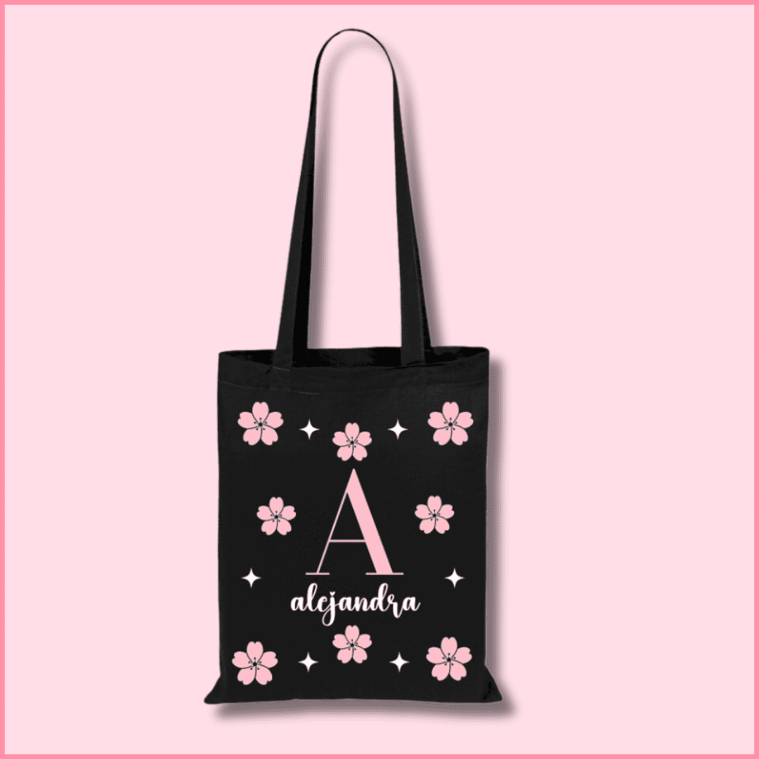 Tote bag de algodón negra personalizada con la inicial y nombre y flores de Sakura rosas