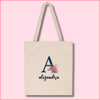 Tote bag de poliéster beige personalizada con la inicial en color azul y flores de colores