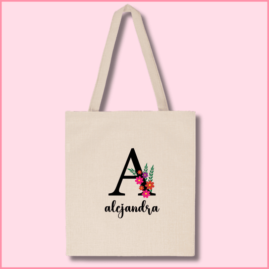 Tote bag de poliéster beige personalizada con la inicial en color negro y flores de colores 