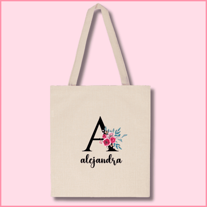 Tote bag de poliéster beige personalizada con la inicial en color negro y rosas de colores