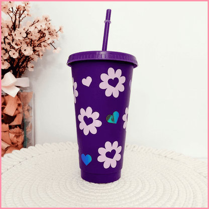 Vaso grande de plástico morado con tapa y pajita y diseño de flores blancas y corazones