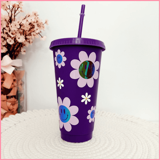 Vaso grande de plástico morado con tapa y pajita y diseño de flores sonrientes