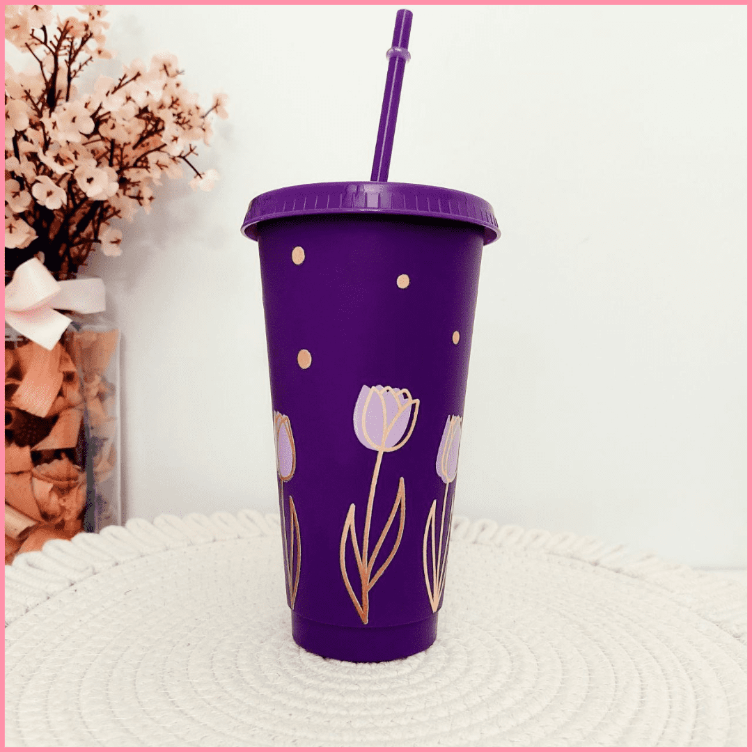 Vaso grande de plástico morado con tapa y pajita y diseño de tulipanes