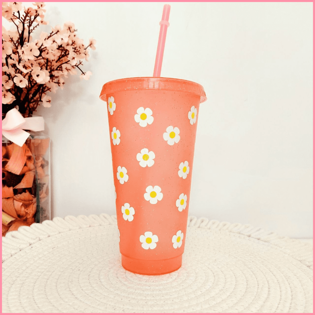 Vaso grande de plástico rosa con brillos  con tapa y pajita y diseño de margaritas