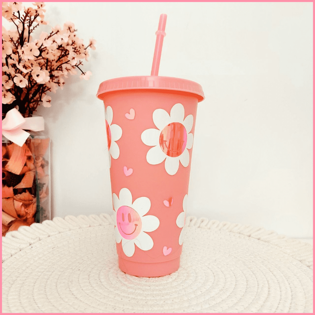 Vaso grande de plástico rosa con tapa y pajita y diseño de flores sonrientes