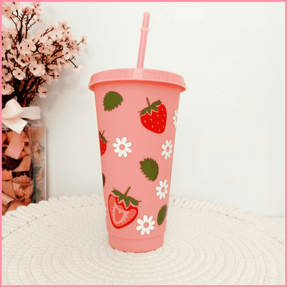 Vaso grande de plástico rosa con tapa y pajita y diseño de fresas y flores blancas