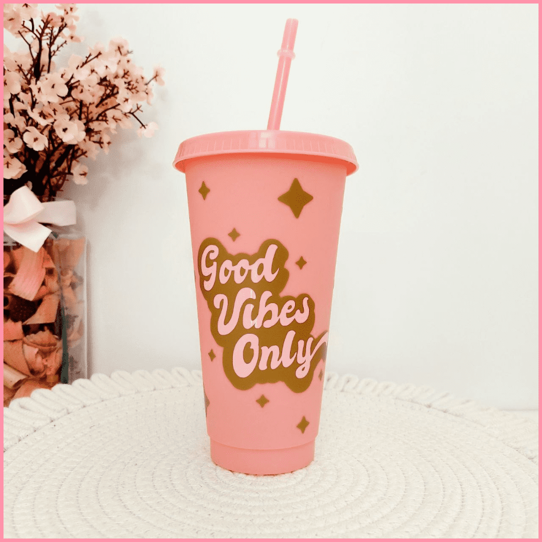 Vaso grande de plástico rosa con tapa y pajita y diseño Good Vibes Only