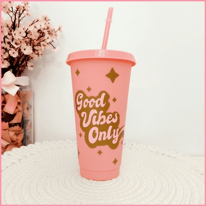 Vaso grande de plástico rosa con tapa y pajita y diseño Good Vibes Only