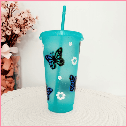 Vaso grande de plástico verde con tapa y pajita y diseño de mariposas holográficas y flores blancas