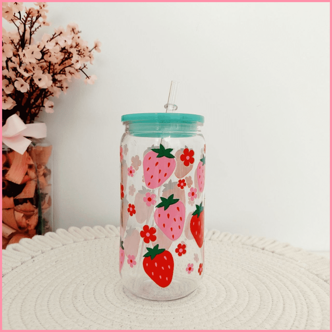 Vaso de plástico con tapa azul y pajita para zumos y combinados con diseño de fresas y margaritas rojas