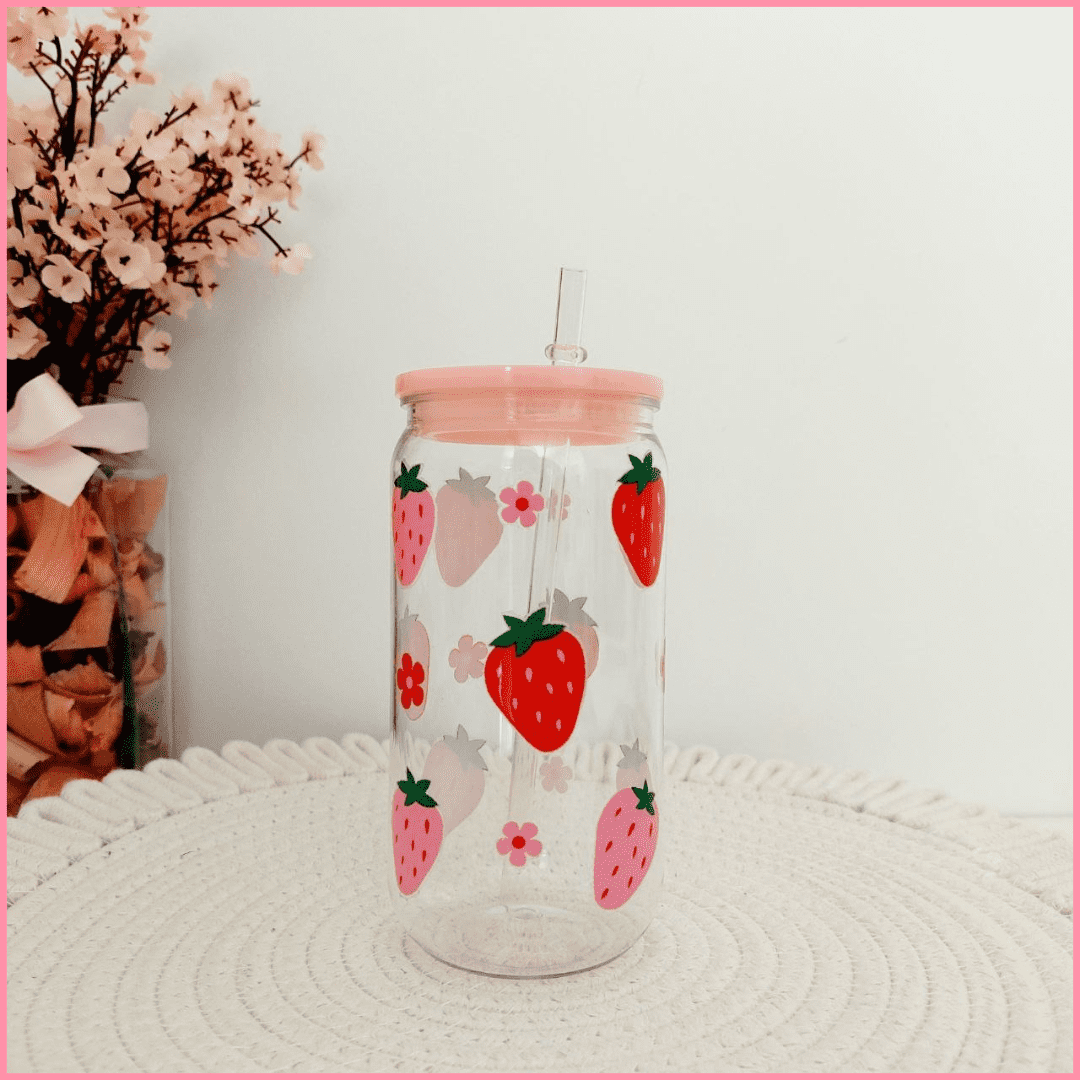 Vaso de plástico con tapa rosa y pajita para zumos y combinados con diseño de fresas y margaritas rosas