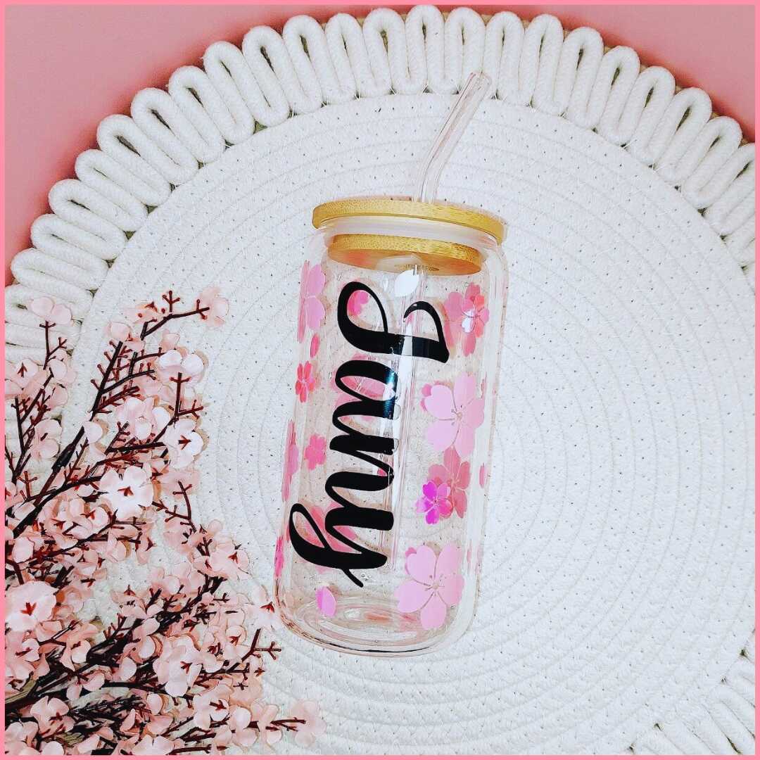 Vaso de vidrio con tapa y pajita personalizado con nombre y flores holográficas de Sakura