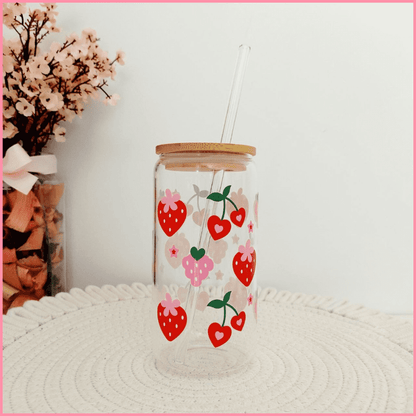 Vaso de vidrio con tapa y pajita para zumos y combinados con diseño de fresas y cerezas