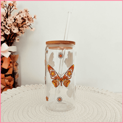 Vaso de vidrio con tapa y pajita para zumos y combinados con diseño de mariposas y margaritas