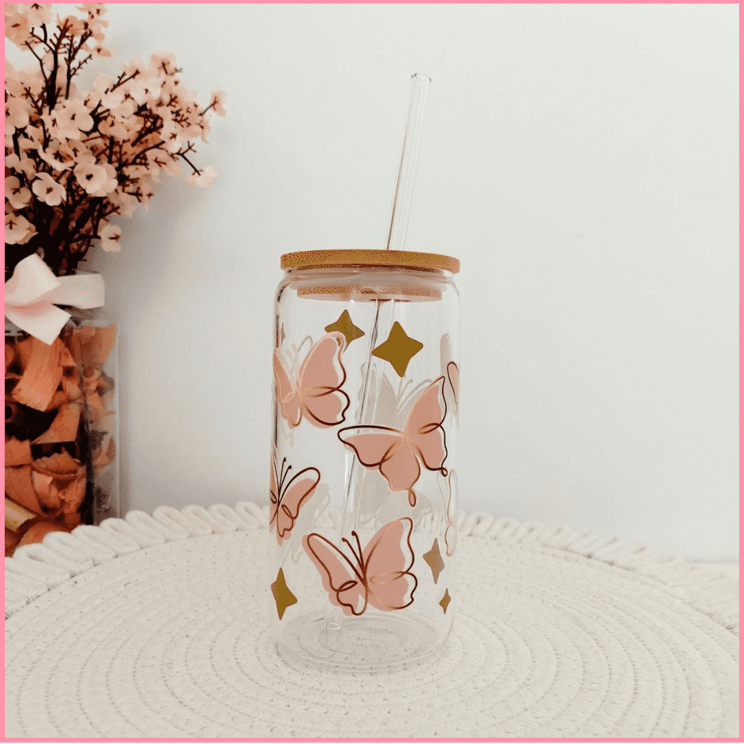 Vaso de vidrio con tapa y pajita para zumos y combinados con diseño de mariposas rosas